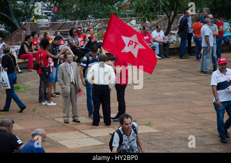 Brasilia, Brazil. 31st March, 2017. Just over 200 protesters gathered outside the CUT on Friday (31) for the National Day of Mobilization against outsourcing, pension reform and calling general strike for the day 28/04 in Brasilia, DF. (Photo: Demétrius Abrahão/Fotoarena) Credit: Foto Arena LTDA/Alamy Live News