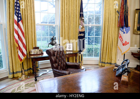Washington, DC. 31st Mar, 2017. The Resolute desk is seen in the Oval Office of the White House March 31, 2017 in Washington, DC. Credit: Olivier Douliery/Pool via CNP - NO WIRE SERVICE- Photo: Olivier Douliery/Consolidated/dpa/Alamy Live News Stock Photo