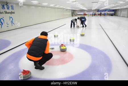 (170401) -- SHANGHAI, April 1, 2017 (Xinhua) -- Players of Shanghai curling team train in the curling venue of Junior sports school in Xuhui district in Shanghai, east China, March 31, 2017. With the success of Beijing and Zhangjiakou bidding for 2022 Winter Olympic Games, winter sports is getting more and more popular in China, including Shanghai. Shanghai has 11 ice rinks and over 800 registered athletes of winter sports. Combining sports with education is the feature of Shanghai's winter sports development. In 2012, the first curling venue was built in the sports center of Songjiang U Stock Photo