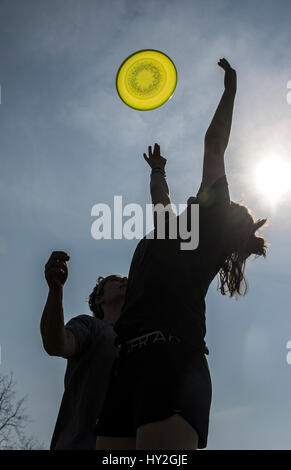 Berlin, Germany. 1st Apr, 2017. Benedicte from Canada and Benjamin from Berlin play with a frisbee during sunshine in Berlin, Germany, 1 April 2017. Photo: Paul Zinken/dpa/Alamy Live News Stock Photo