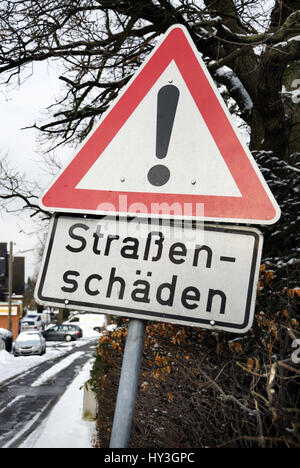 Hard winter: Road sign street damages, Harter Winter: Verkehrsschild Straßenschäden