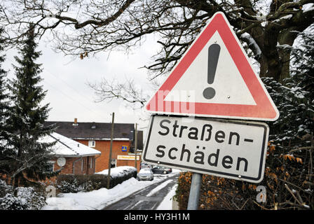 Hard winter: Road sign street damages, Harter Winter: Verkehrsschild Straßenschäden