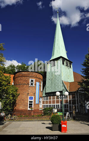 Saint Peter and Pauli church and hatred house in old Holstenstrasse in mountain village, Hamburg, Germany, St. Petri und Pauli Kirche und Hasse-Haus i Stock Photo