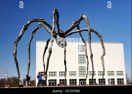 New arts centre with the sculpture Maman of Louise Bourgeois in Hamburg, Germany, Europe, Neue Kunsthalle mit der Skulptur Maman von Louise Bourgeois  Stock Photo