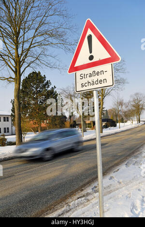 Hard winter: Road sign street damages, Harter Winter: Verkehrsschild Straßenschäden