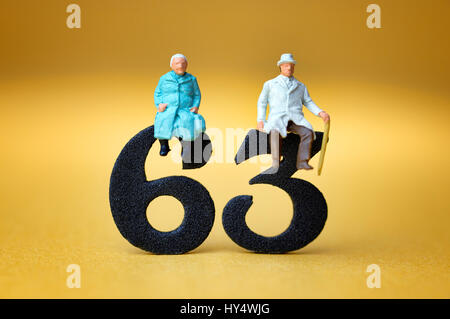 Senior citizen's pair on the number 63, symbolic photo pension at the age of 63 years, Seniorenpaar auf der Zahl 63, Symbolfoto Rente mit 63 Jahren