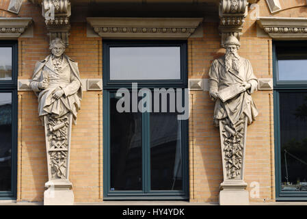 Historical dwelling house with statues of Ludwig van Beethoven and Johannes Gutenberg in Hamburg, Germany, Europe, Historisches Wohnhaus mit Statuen v Stock Photo