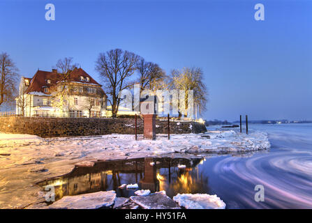 The Zollenspieker ferry boat-house in Kirchwerder, Hamburg, in winter, Das Zollenspieker Faehrhaus in Kirchwerder, im Winter Stock Photo