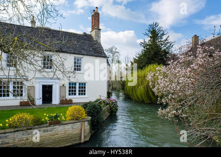 Picturesque Cottage beside the River Windrush in Witney Stock Photo