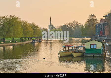 Springtime evening view along the River Avon towards Holy Trinity Church in Stratford upon Avon, Warwickshire Stock Photo