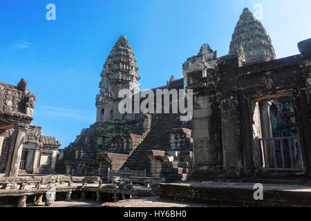 On the second level, looking up at the main western entrance to the Bakan, or main temple, Angkor Wat, Siem Reap, Cambodia Stock Photo