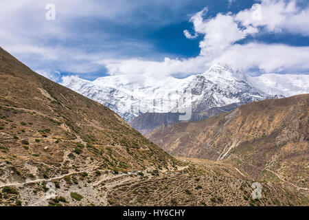 Beautiful mountain landscape on Annapurna circuit trek in Himalayas, Nepal Stock Photo