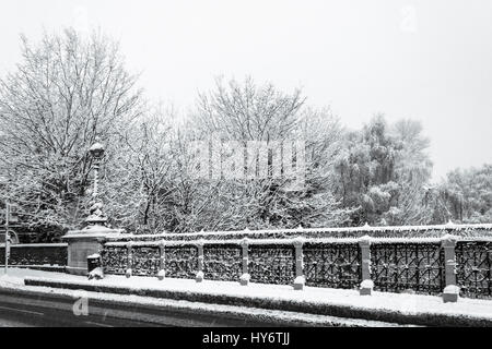 Snow on the Victorian Archway Bridge, built in 1897 to replace the earlier John Nash bridge, carrying Hornsey Lane across Archway Road, London, UK Stock Photo