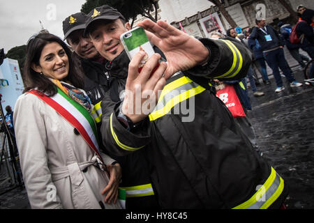 Rome, Italy. 02nd Apr, 2017. Rome April 02 2017; Runners participate in the 23rd edition of the Rome Marathon, with the backdrop of the ancient Colosseum, in Rome. in the Pictured mayor of Rome Virginia Raggi Credit: Andrea Ronchini/Pacific Press/Alamy Live News Stock Photo