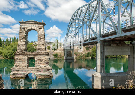 Clutha river and the old and new Alexandra Bridge in Alexandra. Alexandra is a historic gold mining town in Central Otago, New Zealand. Stock Photo