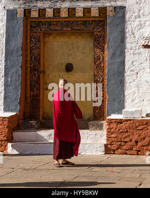 Buddhist monk in the religious courtyard of the Punakha Dzong, Punakha, Bhutan Stock Photo