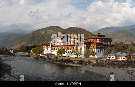 Punakha Dzong across the Mo Chhu River.  Punakha, Bhutan. Stock Photo