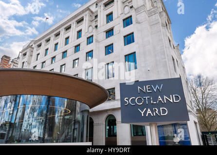 New Scotland Yard, London. Sign outside the Metropolitan Police headquarters at New Scotland Yard, Victoria Embankment, London, England, UK Stock Photo
