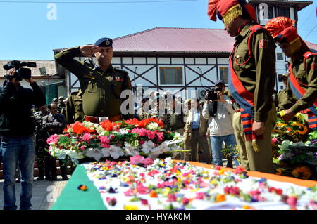 Srinagar, India. 03rd Apr, 2017. S P Vaid, Director General of Police pay tributes near the coffin containing the body of a policeman Shams-u-Din of Gurez Bandipora during his wreath laying ceremony at Police Lines in Srinagar India controlled Kashmir. One policeman of Jammu Kashmir was killed and 11 others injured when militants grenade a joint party of forces in Nowhatta area of old City of Srinagar. Credit: Zahid Hussain Bhat/Pacific Press/Alamy Live News Stock Photo