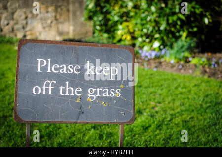 Keep off the grass где можно увидеть