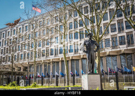 A statue of Dwight Eisenhower outside the U.S. Embassy, Grosvenor Square, Mayfair, London, England, UK Stock Photo