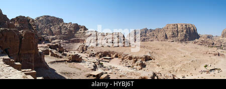 Jordan: the Roman amphitheater, a great theatre carved in the rock with view of the desertic jordanian landscape in the archaeological valley of Petra Stock Photo