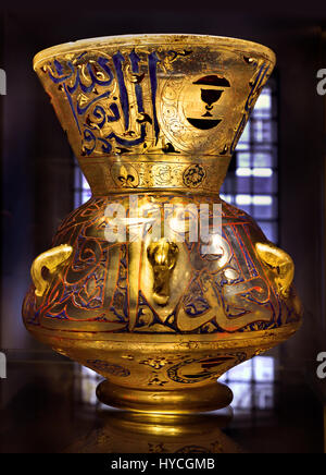 Mosque lamp, gilded and enameled, Egypt, 1330-1345 14th Century Egyptian. ( Inscription of Sayf Al-Din Shakhu al Nasiri ( 1300-55 ) Cairo Stock Photo