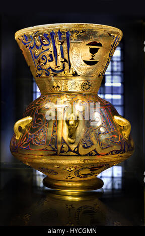 Mosque lamp, gilded and enameled, Egypt, 1330-1345 14th Century Egyptian. ( Inscription of Sayf Al-Din Shakhu al Nasiri ( 1300-55 ) Cairo Stock Photo