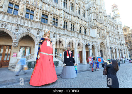 Belgique, Bruxelles, la Grand-Place, Grote Markt en néerlandais, classée au patrimoine mondial de l'UNESCO, devant l'Hôtel-de-Ville, les Géants de Tou Stock Photo