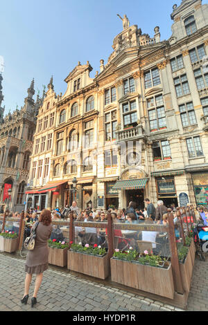 Belgique, Bruxelles, la Grand-Place, Grote Markt en néerlandais, classée au patrimoine mondial de l'UNESCO, terrasse de café devant les façades des ma Stock Photo