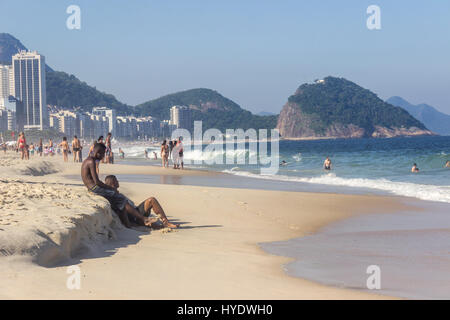 Brazil, Rio de Janeiro : Young people enjoying a sunny morning on Copacabana beach Stock Photo