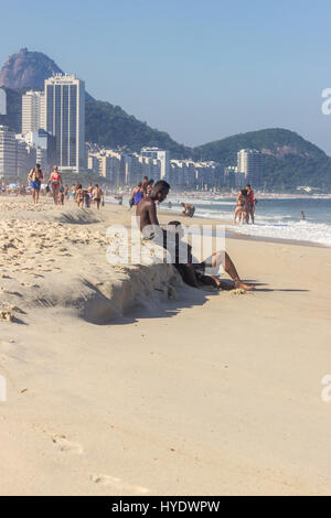 Brazil, Rio de Janeiro : Young people enjoying a sunny morning on Copacabana beach Stock Photo