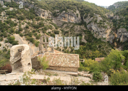 France, Ardèche (07), Rochecolombe, chapelle Saint-Barthélémy en haut du village et au pied des ruines du château de la famille de Voguë // France, Ar Stock Photo