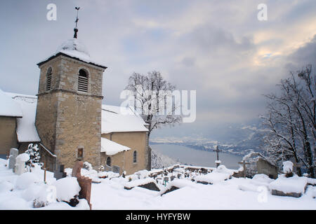 France, Haute-Savoie (74), lac d'Annecy, Talloires, le site de l'Ermitage de Saint-Germain sous la neige avec vue sur le lac // France, Haute-Savoie,  Stock Photo