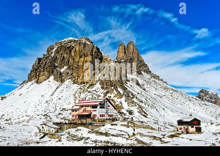 Dreizinnenhütte, Rifugio Locatelli hut, in front of the snow-covered peak Sextener Stein and Tower of Toblin, Sesto Dolomites, South Tyrol, Italy Stock Photo