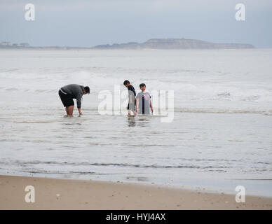 Bournemouth, Dorset, UK. 4th April 2017. People enjoying themselves on the first day of Easter holidays on the beach. © DTNews/Alamy Live News Stock Photo