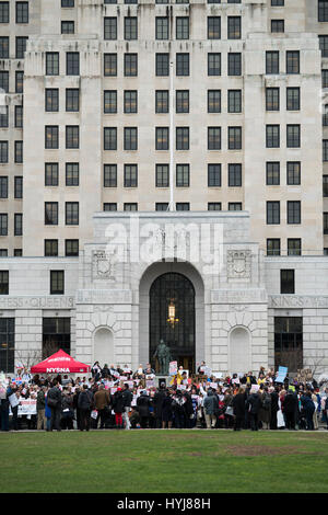 New York, USA. 4th Apr, 2017. Activists gather for a PNHP organized rally to show support for a single payer NY State health plan. Credit: Sinisa Kukic/Alamy Live News Stock Photo