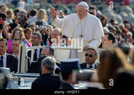 Vatican City, Vatican. 05th Apr, 2017. Pope Francis leads his Weekly ...