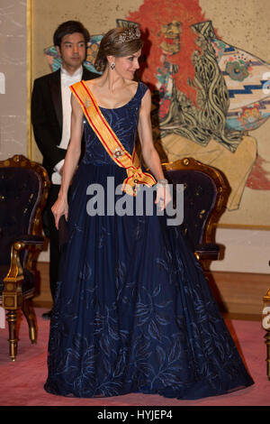 Tokyo, Japan. 4th April, 2017. Queen Letizia during Gala dinner for Spanish kings on occasion for their official visit to Japan in ImperialPalace in Tokyo on Wednesday 5 April 2017. On the first day of their 3 day tour of Japan Credit: Gtres Información más Comuniación on line,S.L./Alamy Live News Stock Photo