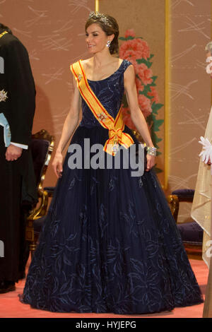 Tokyo, Japan. 4th April, 2017. Queen Letizia during Gala dinner for Spanish kings on occasion for their official visit to Japan in ImperialPalace in Tokyo on Wednesday 5 April 2017. On the first day of their 3 day tour of Japan Credit: Gtres Información más Comuniación on line,S.L./Alamy Live News Stock Photo