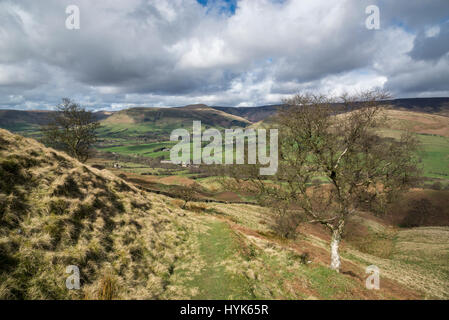 Beautiful spring day below Back Tor with view of the Vale of Edale in the Peak District, Derbyshire, England. Stock Photo
