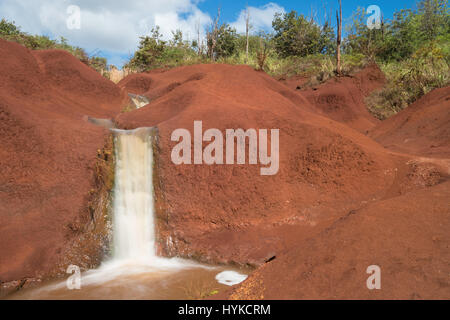 Roadside waterfall in red rocks, Koke'e State Park, Waimea Canyon, Kauai, Hawaii, USA Stock Photo