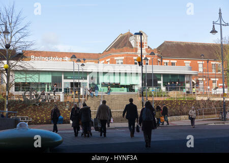 Shoppers heading towards Basingstoke train station, Hampshire Stock Photo