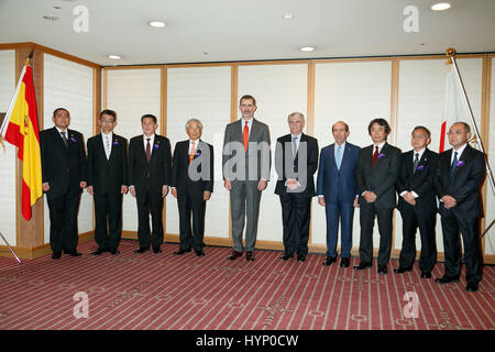 Tokyo, Japan. 6th April, 2017. Spanish King Felipe VI (centre) poses for cameras with Japanese people who have received Spain's Prince of Asturias Award, on April 6, 2017, Tokyo, Japan. The King and his wife, Queen Letizia, will meet Japanese Prime Minister Shinzo Abe tonight as part of their 4 day visit. Credit: Rodrigo Reyes Marin/AFLO/Alamy Live News Stock Photo