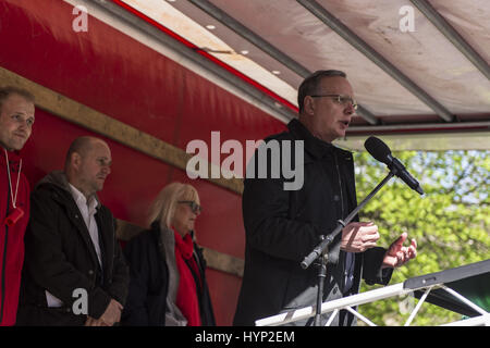 Berlin, Berlin, Germany. 6th Apr, 2017. About 1,000 people rally against the planned job cuts at the Swedish energy company Vattenfall in Berlin Kreuzberg. The energy supplier has announced plans to reduce its costs through a reduction of jobs in their own business. Around 200 full-time employees were affected, 120 of them in Berlin. Credit: Jan Scheunert/ZUMA Wire/Alamy Live News Stock Photo