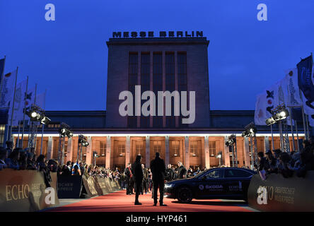 Berlin, Germany. 6th Apr, 2017. Guests arrive at the award ceremony of the 26th German music award 'Echo' at the 'Messe' (fair) in Berlin, Germany, 6 April 2017. Photo: Rainer Jensen/dpa/Alamy Live News Stock Photo