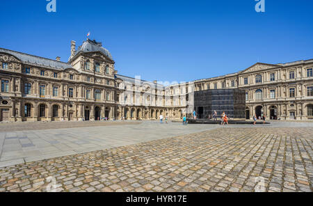 France, Paris, Louvre Museum, the mirror-polished steel walled cage atop the central fountain of the Cour Carrée (Court Square) contains panoramas by  Stock Photo