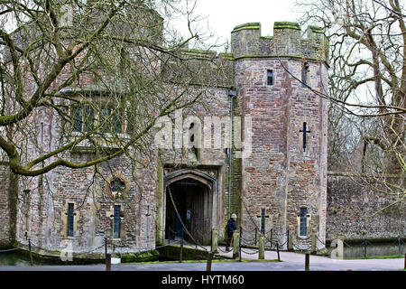 The 14th Century Gatehouse to the Bishop's Palace, City of Wells, Somerset, England, UK. Stock Photo