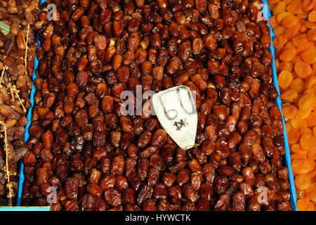 Marrakesh, Morocco. 21st Apr, 2017. Dates are offered at the market square Jemaa el-Fnaa in Marrakesh, Morocco, 21 April 2017. Photo: Jens Kalaene/dpa-Zentralbild/ZB/dpa/Alamy Live News Stock Photo