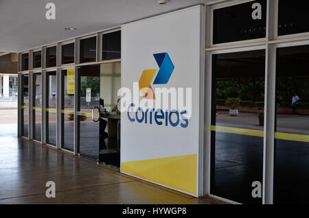 BRASÍLIA, DF - 26.04.2017: FUNCIONÁRIOS DO CORREIOS ENTRAM EM GREVE - Postal workers will go on strike indefinitely today (26) from 10pm. Threats of privatization and layoffs, the closure of agencies and the company&#39;mp;quot;uot;tax cut&quot;, with a reduction in profit due to government trans and sponsorships, are the the main reasons for the mobilization, according to the National Federation of Postal Workers And Telegraph and Similar (Fentect). Photos of the post office in Brasillia - DF. (Photo: Demétrius Abrahão/Fotoarena) Stock Photo